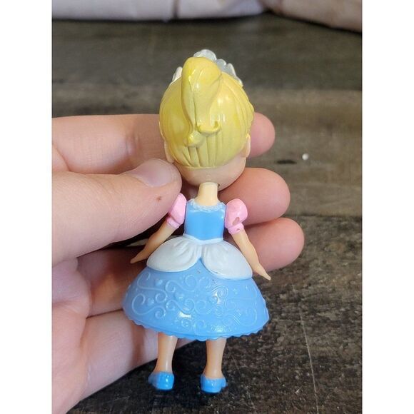 Young Cinderella Disney toy figure doll queen - Picture 4 of 4